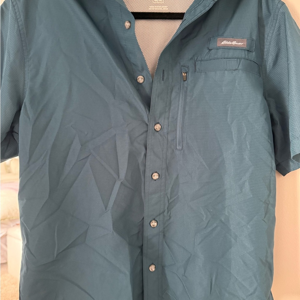 Men’s Eddie Bauer Blue Short Sleeve Button-Up Fishing Shirt Size Medium